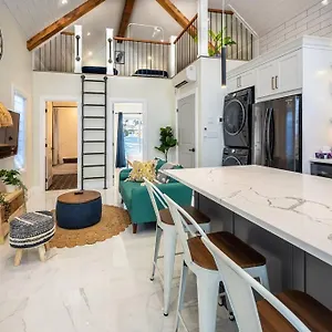 Kingsdale Designer Tiny House With Tesla Charger Holiday home